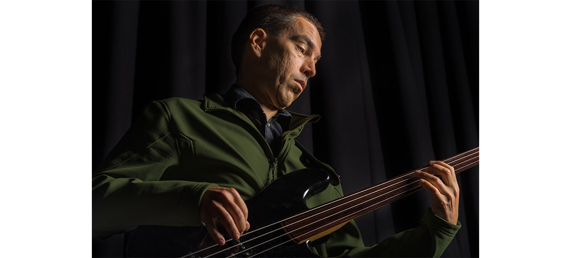 Jonathan Dimond fretless bass guitar